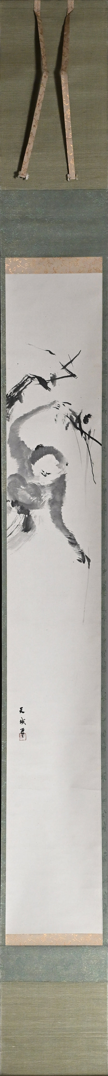 Scroll Pair, Monkeys Grasping for the Moon ー本多 天城 “猿猴圖”