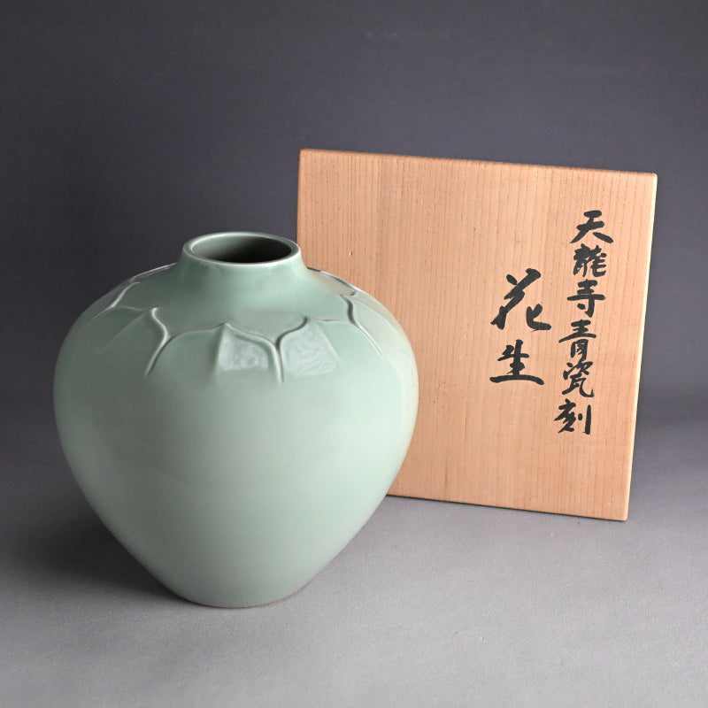 Tenryuji Seiji Celadon Vase ー加藤 渓山 "天龍寺青瓷刻 花生"