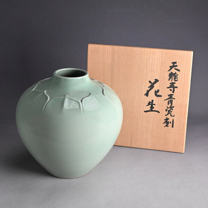 Tenryuji Seiji Celadon Vase ー加藤 渓山 "天龍寺青瓷刻 花生"