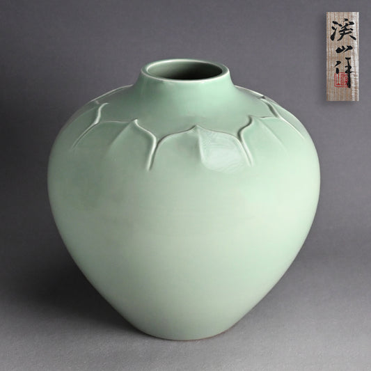Tenryuji Seiji Celadon Vase ー加藤 渓山 "天龍寺青瓷刻 花生"