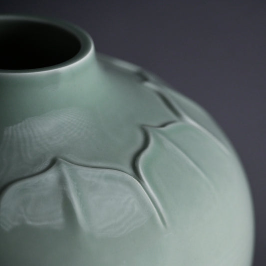 Tenryuji Seiji Celadon Vase ー加藤 渓山 "天龍寺青瓷刻 花生"