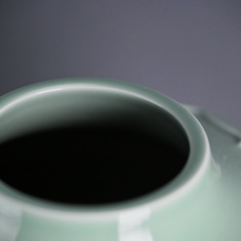 Tenryuji Seiji Celadon Vase ー加藤 渓山 "天龍寺青瓷刻 花生"