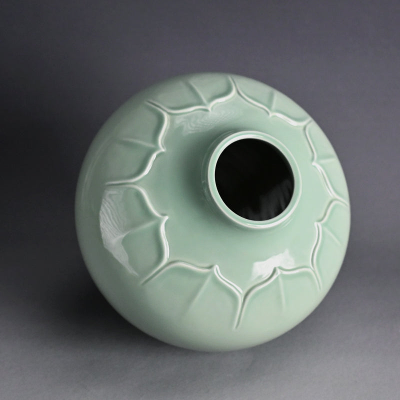 Tenryuji Seiji Celadon Vase ー加藤 渓山 "天龍寺青瓷刻 花生"