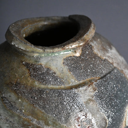 Charred Iga-yaki Tsubo Vase ー新 学 “伊賀 壷”