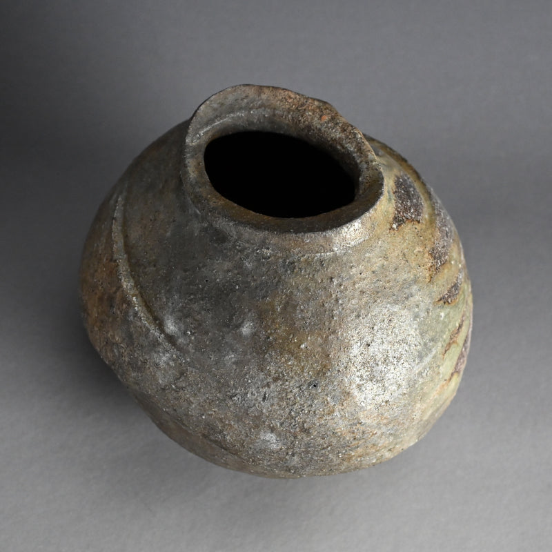 Charred Iga-yaki Tsubo Vase ー新 学 “伊賀 壷”