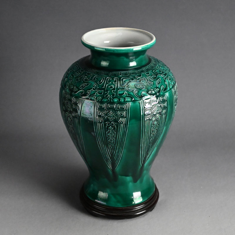 Shimmering Green Archaic Vase ー永楽 保全 “交趾花瓶”