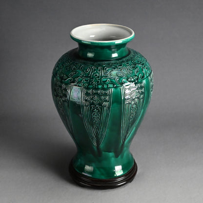 Shimmering Green Archaic Vase ー永楽 保全 “交趾花瓶”