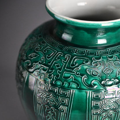 Shimmering Green Archaic Vase ー永楽 保全 “交趾花瓶”