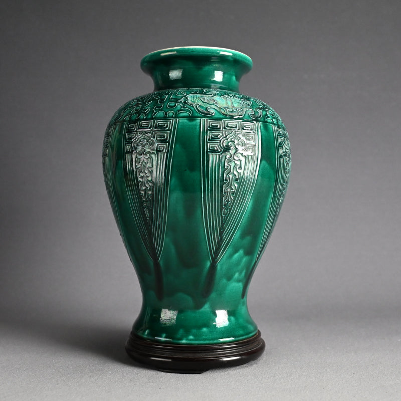 Shimmering Green Archaic Vase ー永楽 保全 “交趾花瓶”