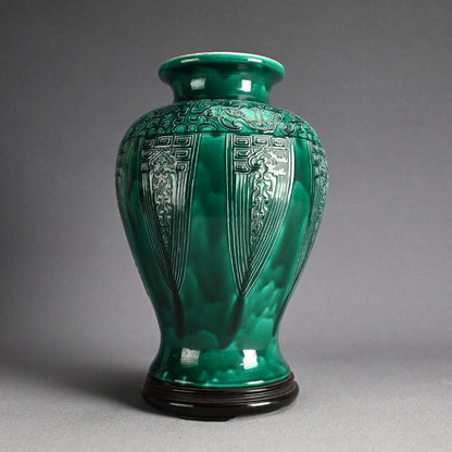 Shimmering Green Archaic Vase ー永楽 保全 “交趾花瓶”