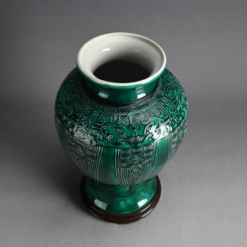 Shimmering Green Archaic Vase ー永楽 保全 “交趾花瓶”