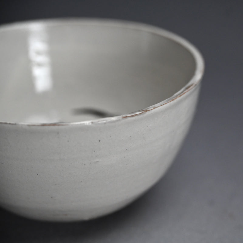 Large Pottery Bowl by Female Artist ー重森 陽子 “白釉 鉢”