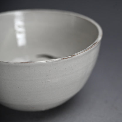 Large Pottery Bowl by Female Artist ー重森 陽子 “白釉 鉢”