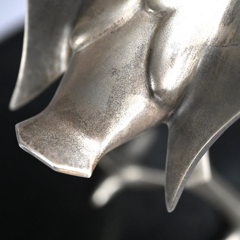 White Bronze Sculpture of a Prancing Crane ー小林 美春 “丹頂欣舞”