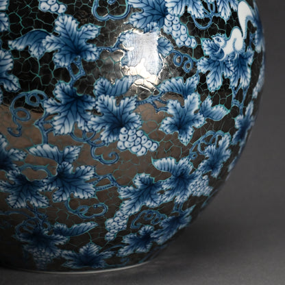 Squirrels & Grapes Platinum Glazed Vase ー藤井 朱明 “極上白金彩 葡萄文”