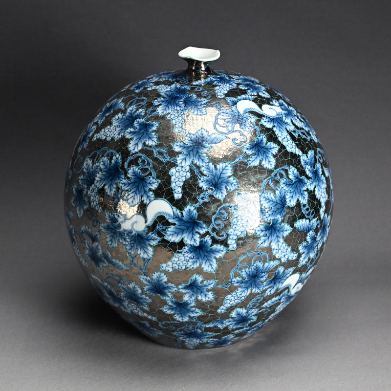 Squirrels & Grapes Platinum Glazed Vase ー藤井 朱明 “極上白金彩 葡萄文”