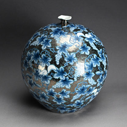 Squirrels & Grapes Platinum Glazed Vase ー藤井 朱明 “極上白金彩 葡萄文”