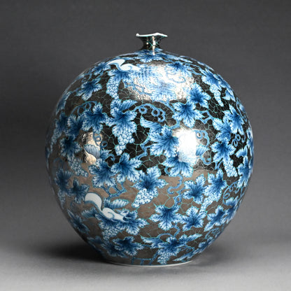 Squirrels & Grapes Platinum Glazed Vase ー藤井 朱明 “極上白金彩 葡萄文”