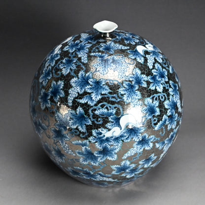 Squirrels & Grapes Platinum Glazed Vase ー藤井 朱明 “極上白金彩 葡萄文”