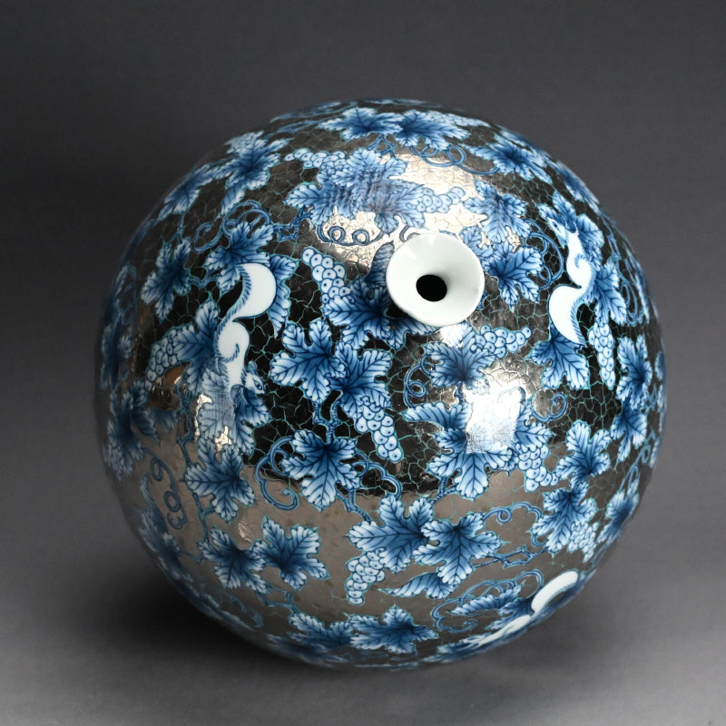 Squirrels & Grapes Platinum Glazed Vase ー藤井 朱明 “極上白金彩 葡萄文”