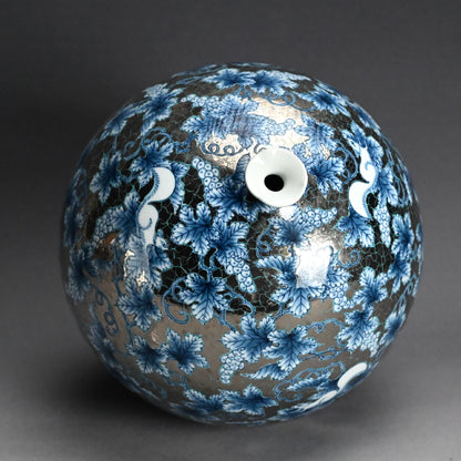 Squirrels & Grapes Platinum Glazed Vase ー藤井 朱明 “極上白金彩 葡萄文”
