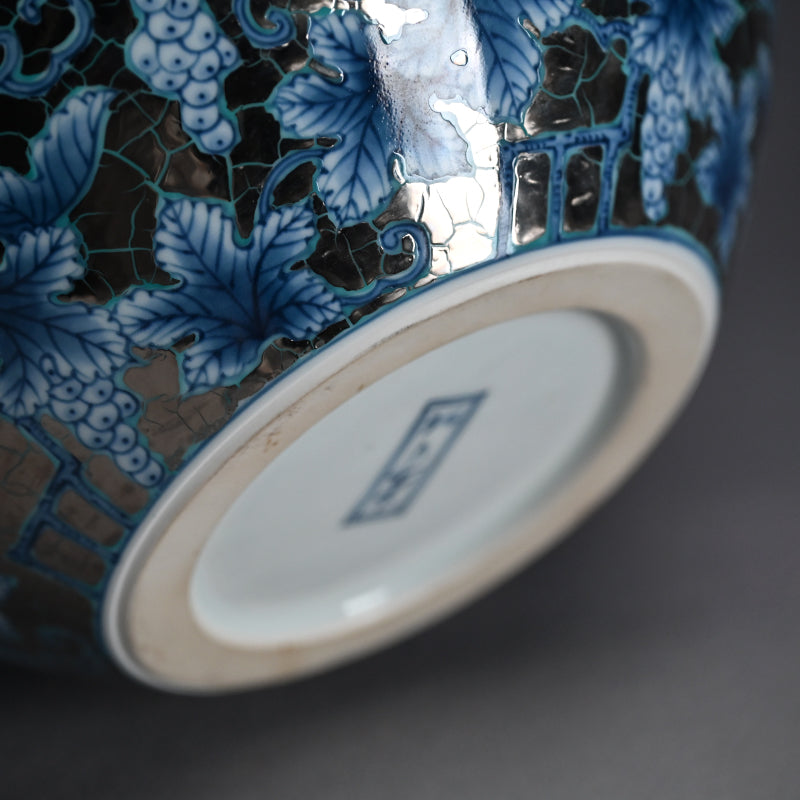 Squirrels & Grapes Platinum Glazed Vase ー藤井 朱明 “極上白金彩 葡萄文”
