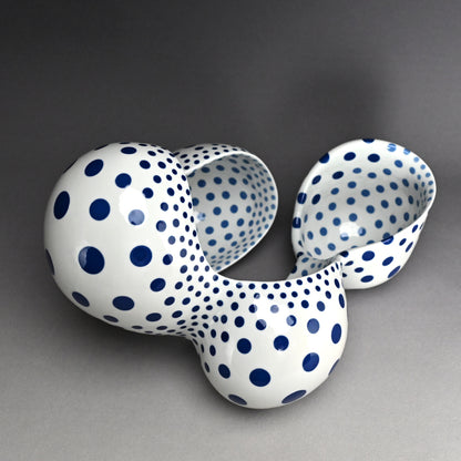 Porcelain Sculpture of Proliferating Form ー中島 晴美 “増殖する形”