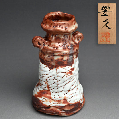 Singular Red Shino Vase ー加藤 土代久 "鼡志野花入"