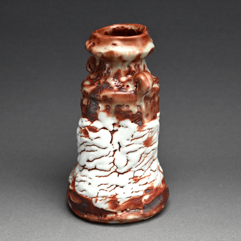 Singular Red Shino Vase ー加藤 土代久 "鼡志野花入"