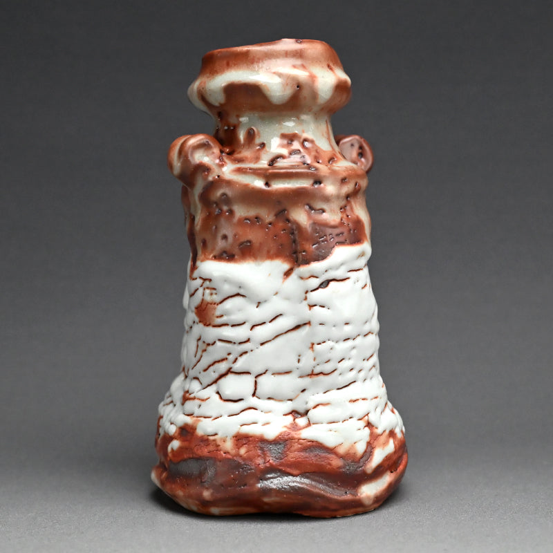 Singular Red Shino Vase ー加藤 土代久 "鼡志野花入"