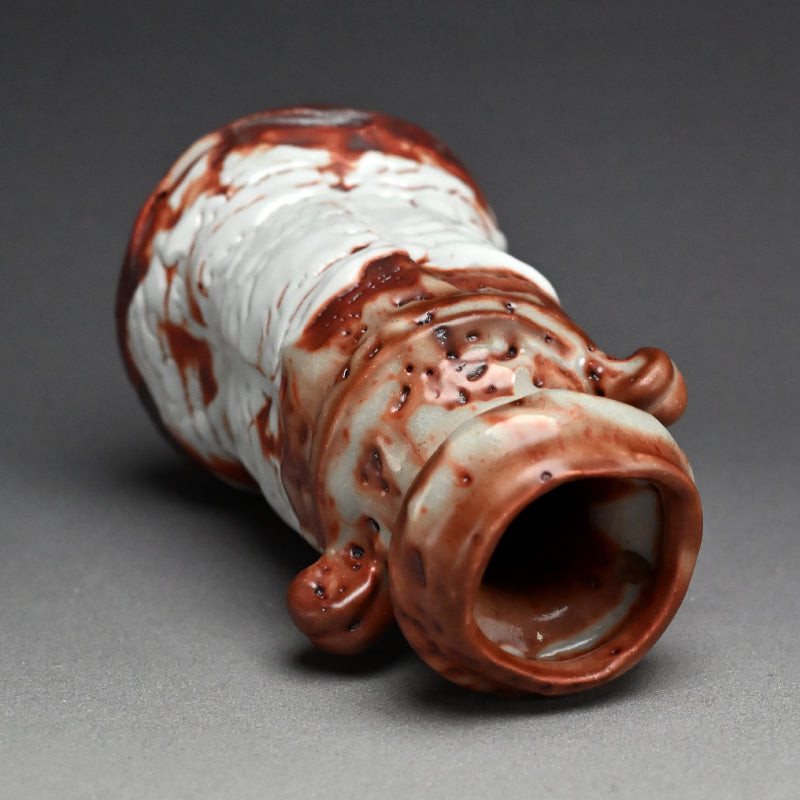 Singular Red Shino Vase ー加藤 土代久 "鼡志野花入"