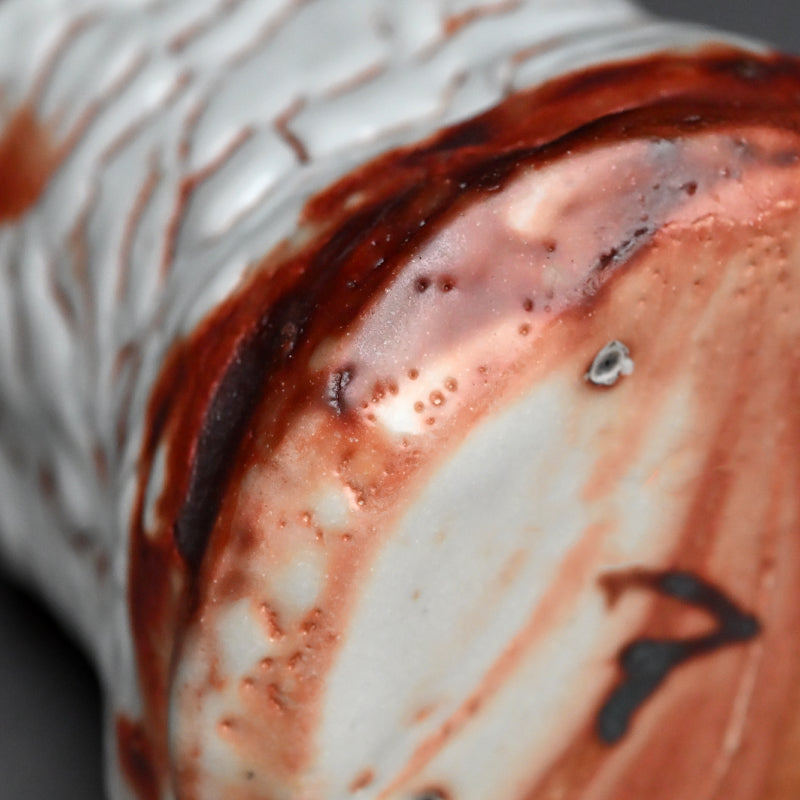 Singular Red Shino Vase ー加藤 土代久 "鼡志野花入"