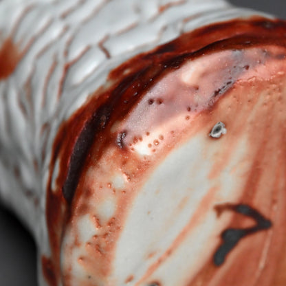 Singular Red Shino Vase ー加藤 土代久 "鼡志野花入"