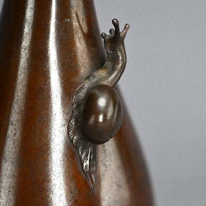 Gourd Shaped Bronze Vase w/ Snail ー西垣 一瑳 "黄銅瓢式 華瓶"