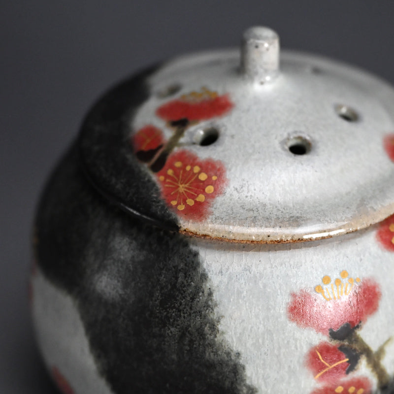 Koro with red plum pattern ー古川 隆久 “釉彩 紅梅文香炉”