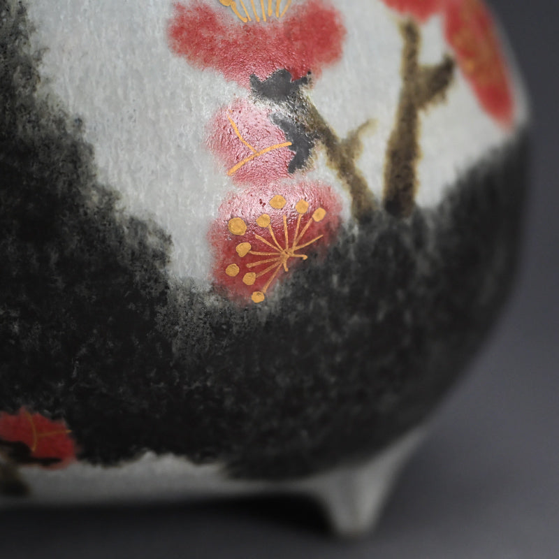 Koro with red plum pattern ー古川 隆久 “釉彩 紅梅文香炉”