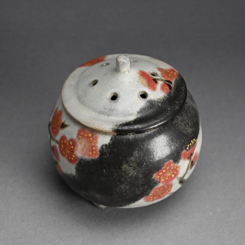 Koro with red plum pattern ー古川 隆久 “釉彩 紅梅文香炉”