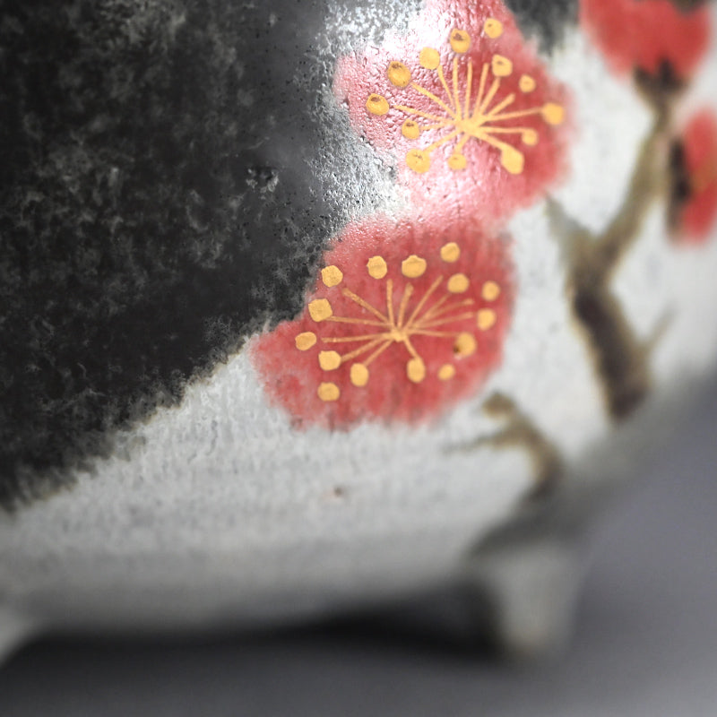 Koro with red plum pattern ー古川 隆久 “釉彩 紅梅文香炉”
