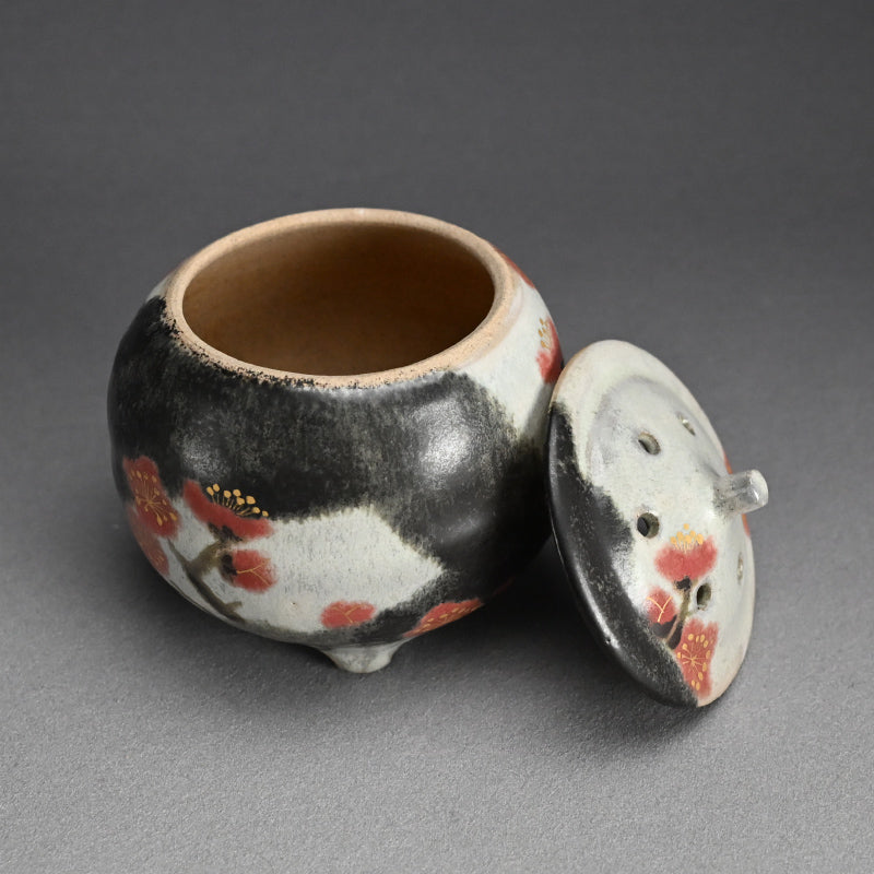 Koro with red plum pattern ー古川 隆久 “釉彩 紅梅文香炉”