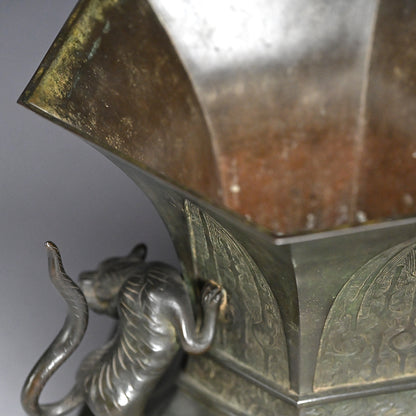 Edo p. Flaring Bronze Vase with Tiger Handles ー越後 守 "虎耳付古銅花生"