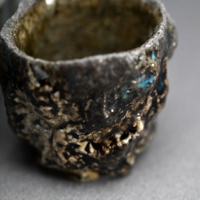 Igneous Kurinuki Sake Set ー稲吉 オサム “自然釉刳貫 酒器”