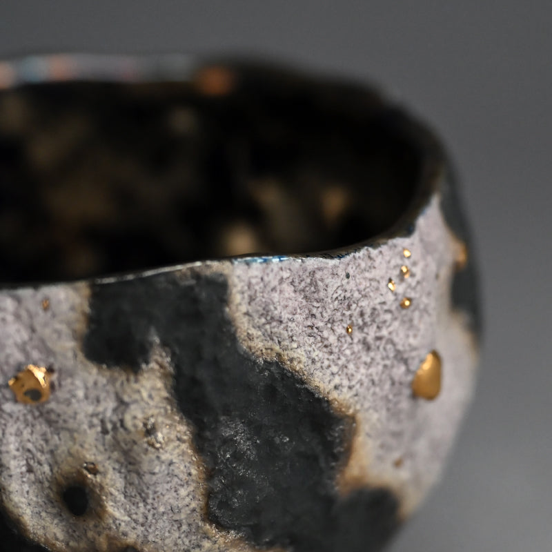 Striking Contemporary Cup ー稲吉 オサム ”金銀彩刳貫盃”