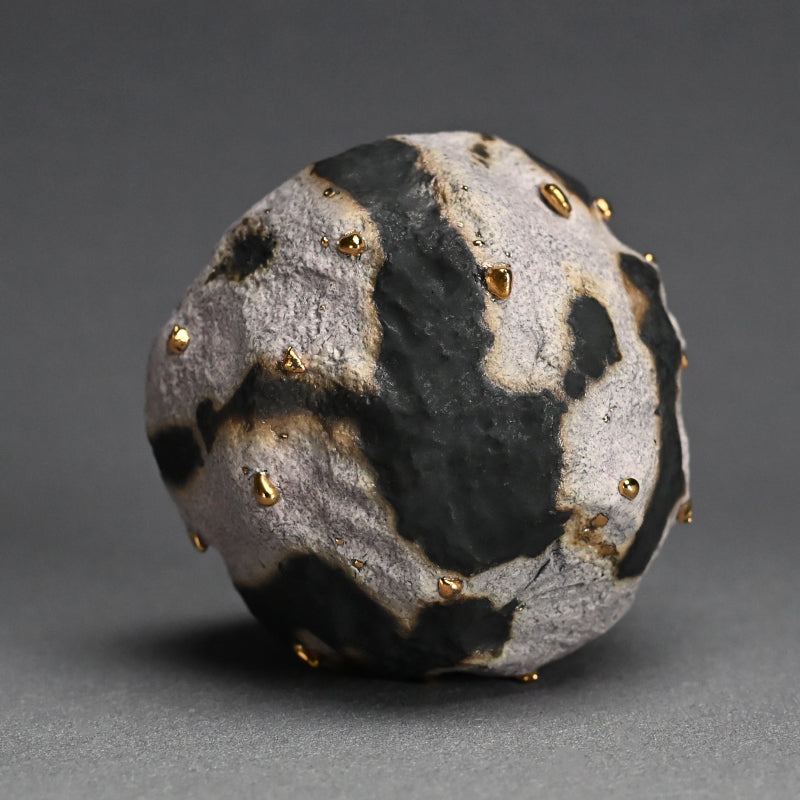 Striking Contemporary Cup ー稲吉 オサム ”金銀彩刳貫盃”