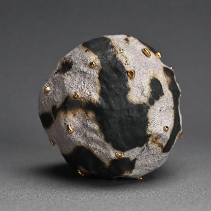 Striking Contemporary Cup ー稲吉 オサム ”金銀彩刳貫盃”