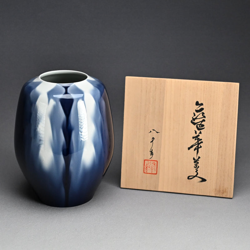Vivid Porcelain Vase ー四代 徳田 八十吉 (順子) “藍華菱”
