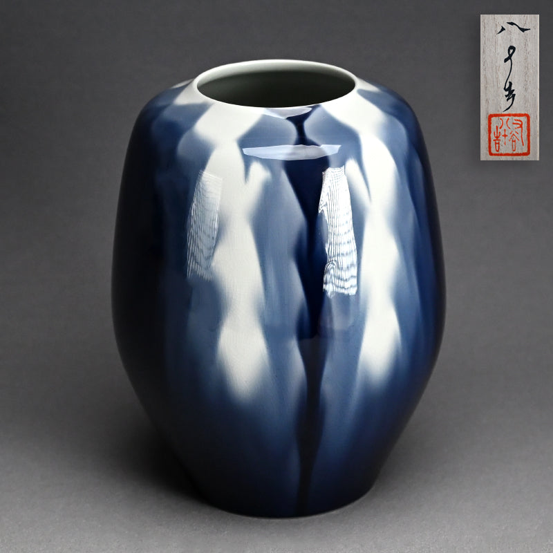 Vivid Porcelain Vase ー四代 徳田 八十吉 (順子) “藍華菱”