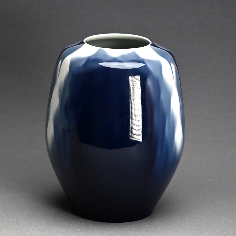 Vivid Porcelain Vase ー四代 徳田 八十吉 (順子) “藍華菱”