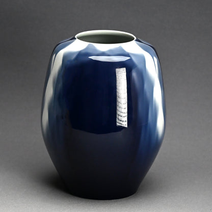 Vivid Porcelain Vase ー四代 徳田 八十吉 (順子) “藍華菱”
