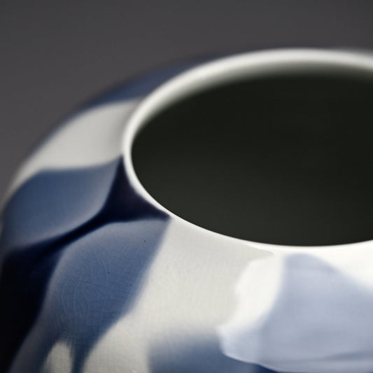 Vivid Porcelain Vase ー四代 徳田 八十吉 (順子) “藍華菱”