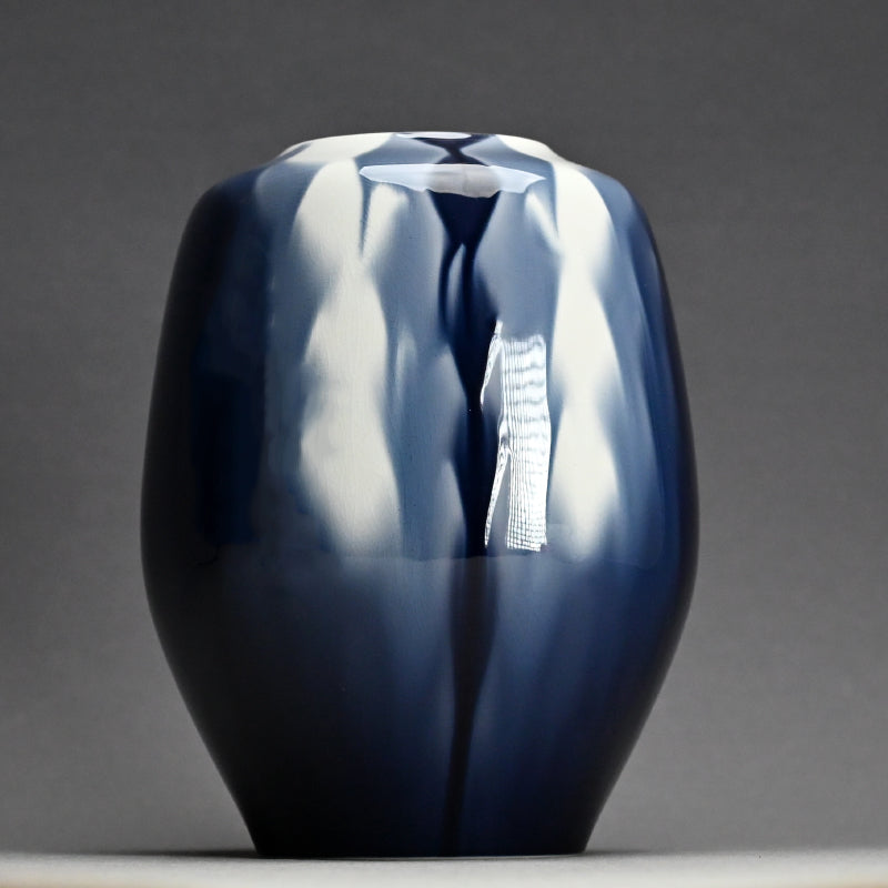 Vivid Porcelain Vase ー四代 徳田 八十吉 (順子) “藍華菱”